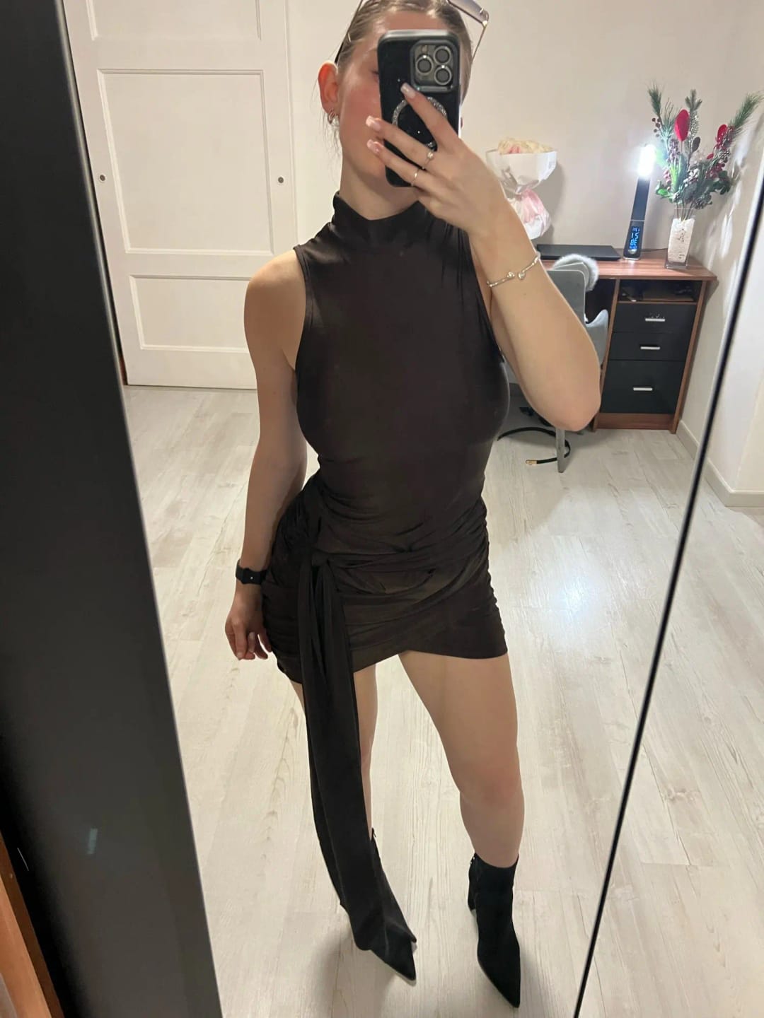 Customer photo review of Robe Eva – Mini robe asymétrique froncée à col montant