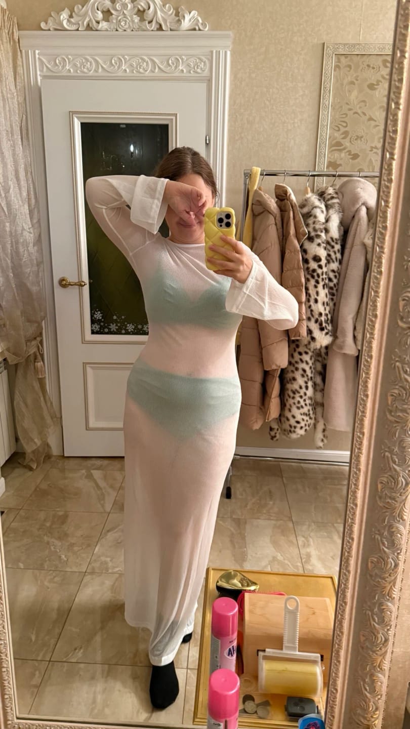 Customer photo review of Robe Louise – Robe longue moulante à manches évasées