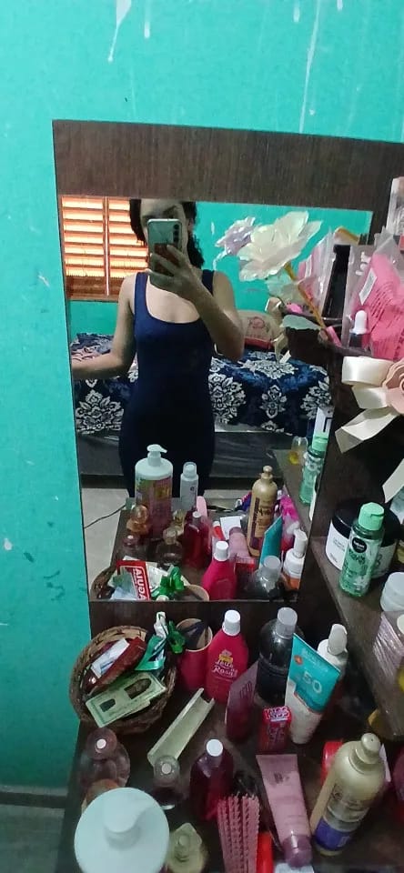 Customer photo review of Robe Sarah – Robe midi moulante à col carré