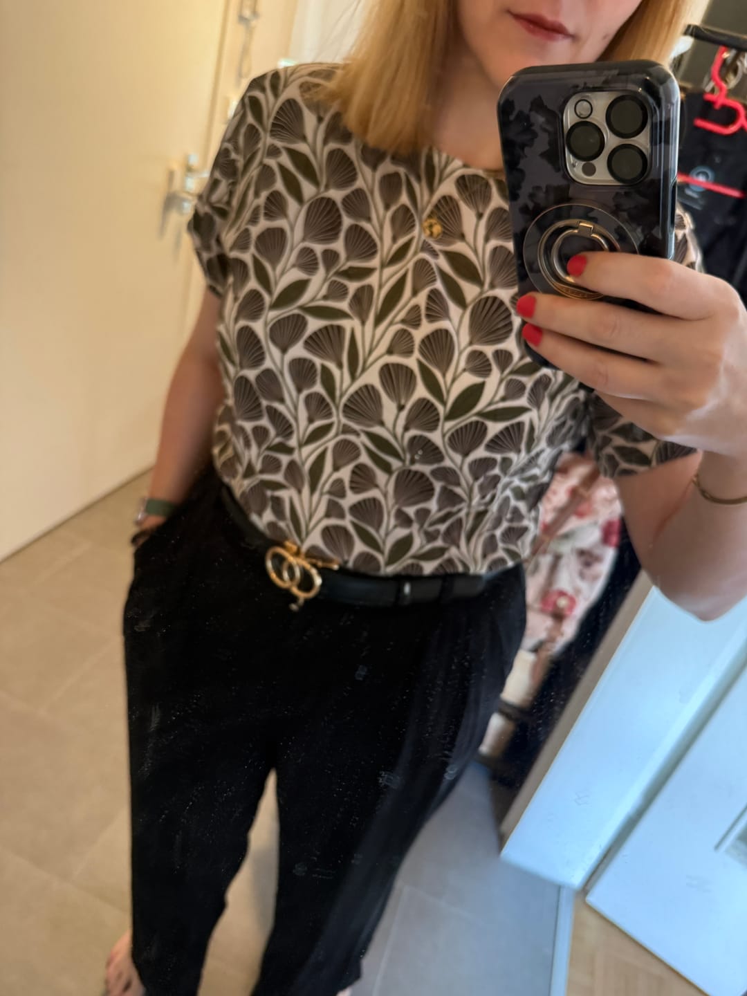 Customer photo review of Gerda | Croptop kurzarm Retro Flowers Größe M | Einzelstück