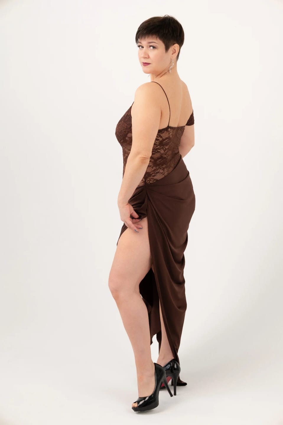 Customer photo review of Robe Maya – Robe longue moulante en dentelle à épaules dénudées