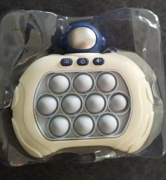 Customer photo review of Pop It Reaktionsspiel Handkonsole | Geschicklichkeitsspiel Kinder Reflextraining Tiermotiv
