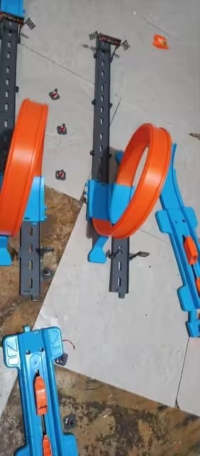 Customer photo review of Schleuderstarter Autorennbahn Kinder | Dual Launcher Looping Zweispieler Rennset