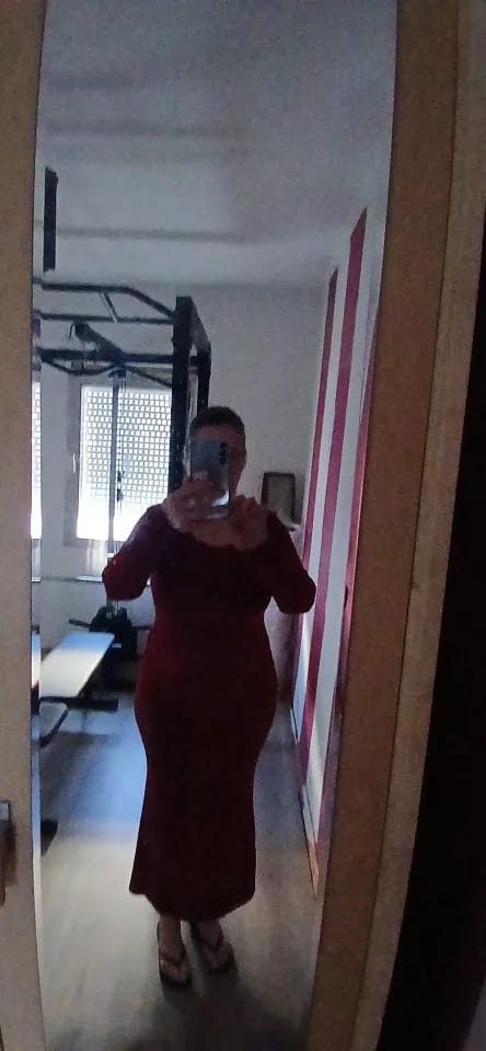Customer photo review of Robe Laura – Robe longue moulante à manches longues et col carré