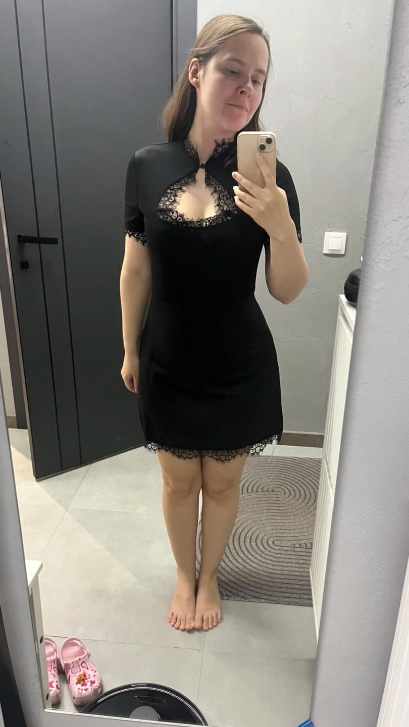 Customer photo review of Robe Inès – Mini robe noire ajustée en dentelle ajourée