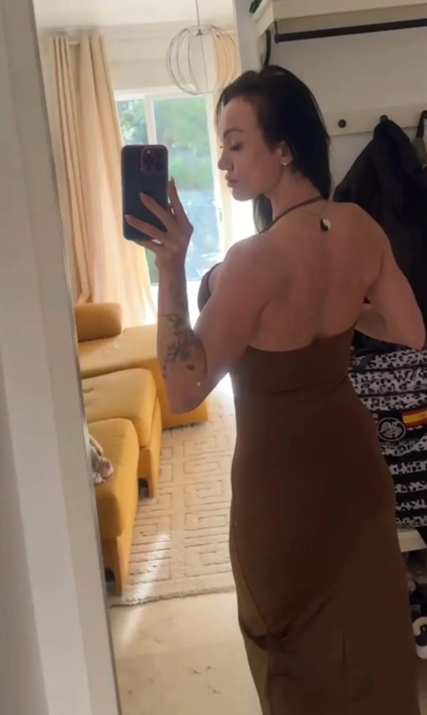 Customer photo review of Robe Julie – Robe midi moulante cut-out à col V
