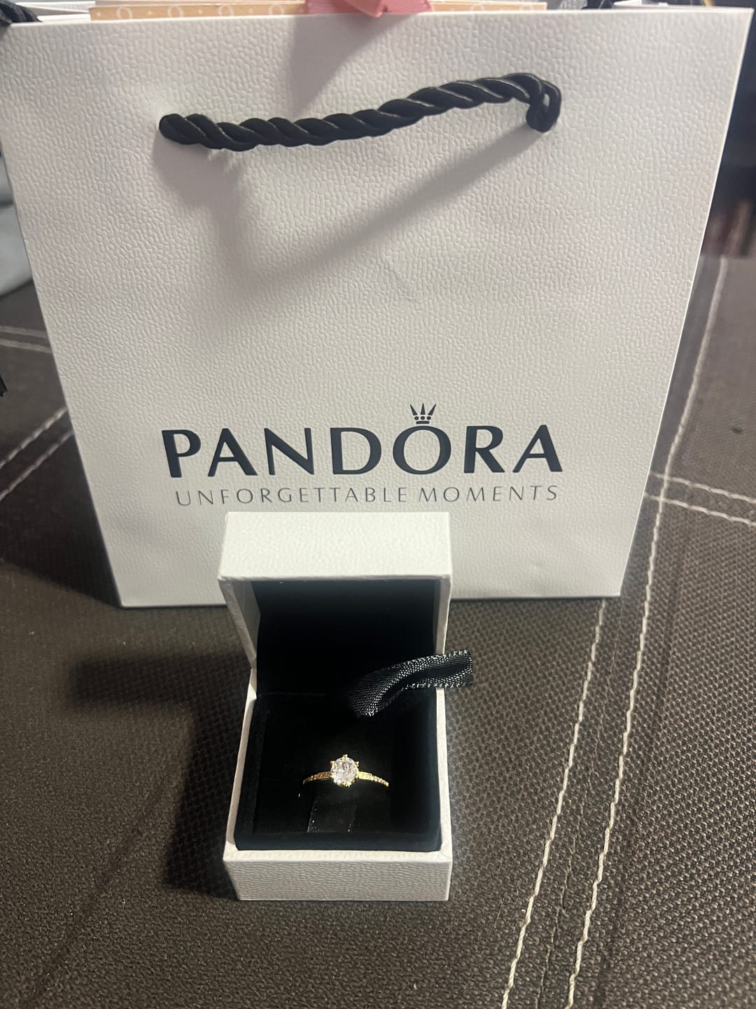 Customer photo review of ANILLO COMPROMISO PANDORA DORADO CORONA TRANSPARENTE + KIT DE REGALO