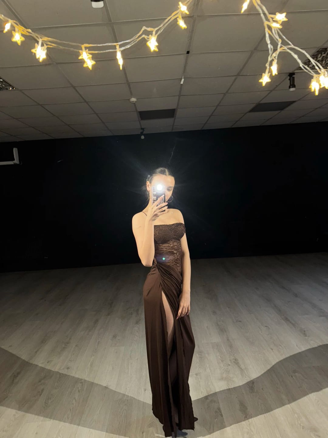 Customer photo review of Robe Maya – Robe longue moulante en dentelle à épaules dénudées