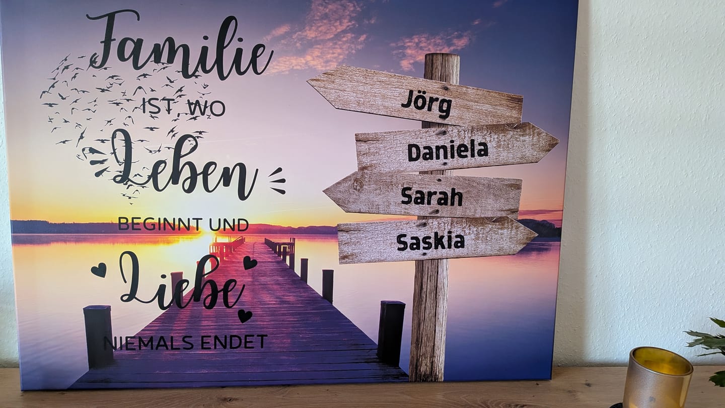Customer photo review of Unser Lieblingsort - Personalisierte Familien-Leinwand mit Namensschildern & Spruch (2 - 8 Personen)