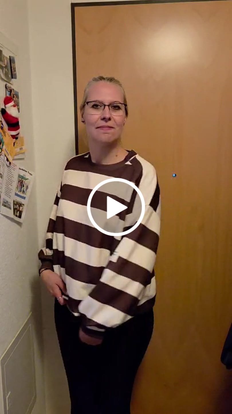 Customer video review of Butterstoff Sweater mit Patch am Ärmel BIG STRIPES creme/coffee