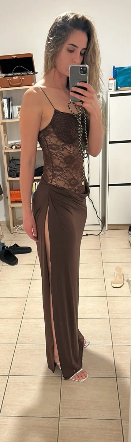 Customer photo review of Robe Maya – Robe longue moulante en dentelle à épaules dénudées