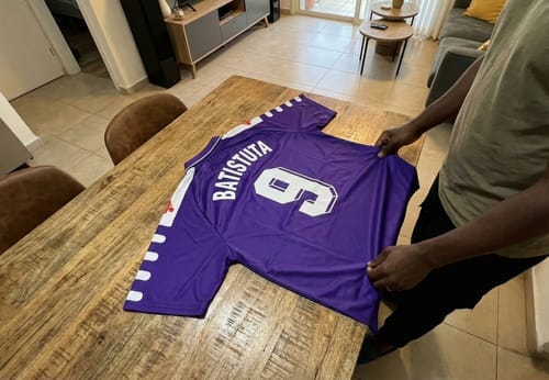 Customer photo review of 1998–99 Fiorentina Home Batistuta #9 (Feels Like New) - Size M