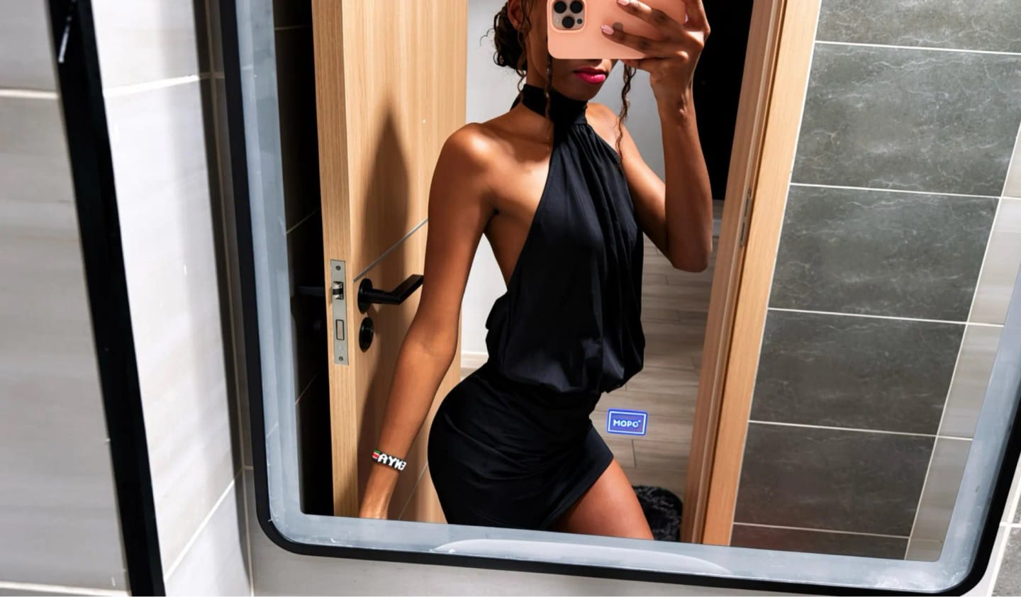 Customer photo review of Robe Alice – Mini robe dos nu drapée à encolure halter