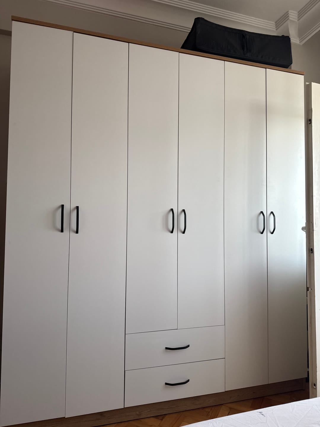 Customer photo review of Rani BA113 Geniş Gardırop Elbise Dolabı 6 Kapaklı 2 Çekmeceli 5 Raflı 3 Askılı Sepet Ceviz - Beyaz