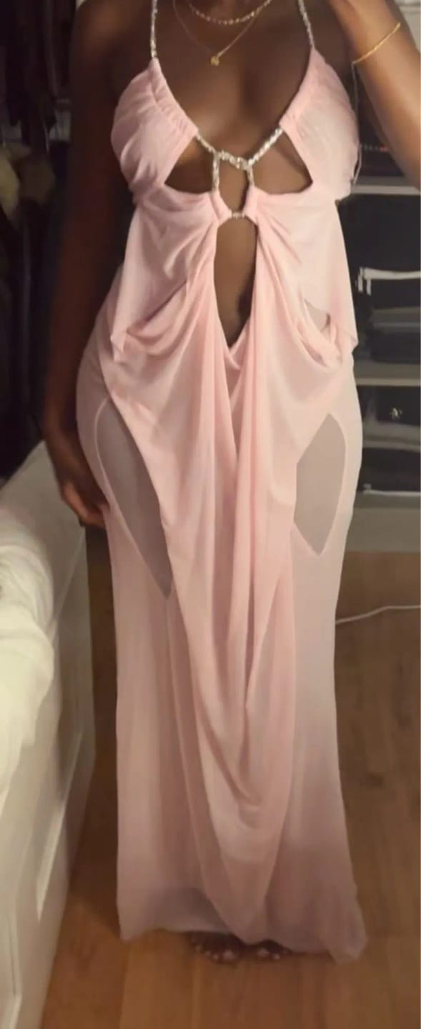 Customer photo review of Robe Sofia – Robe longue dos nu à chaînes et découpes
