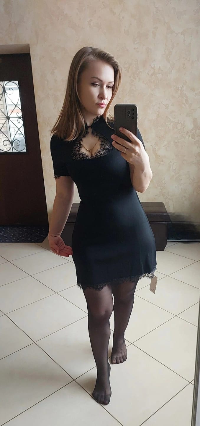 Customer photo review of Robe Inès – Mini robe noire ajustée en dentelle ajourée