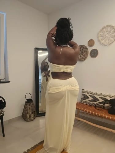 Customer photo review of Robe Sofia – Robe longue dos nu à chaînes et découpes