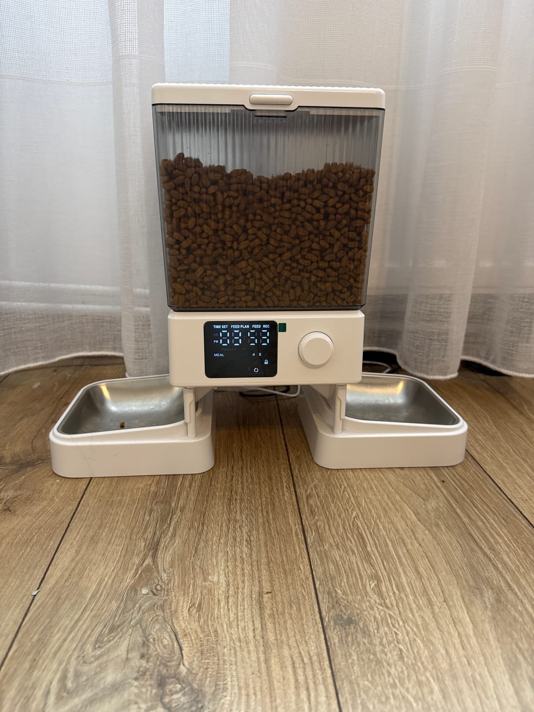 Customer photo review of Oneisall 5L Automatic Cat Feeder for Two Cats White