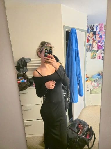 Customer photo review of Robe Laura – Robe longue moulante à manches longues et col carré