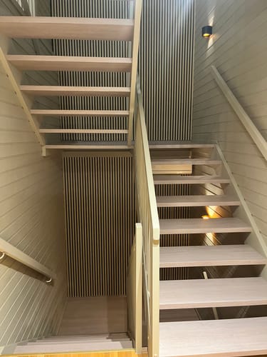Customer's staircase featuring Santana Eik Kalk kontaktplast on the steps, creating a modern Scandinavian look.