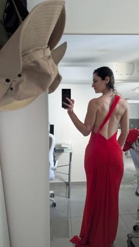 Customer photo review of Robe Lina – Robe longue asymétrique une épaule et dos nu