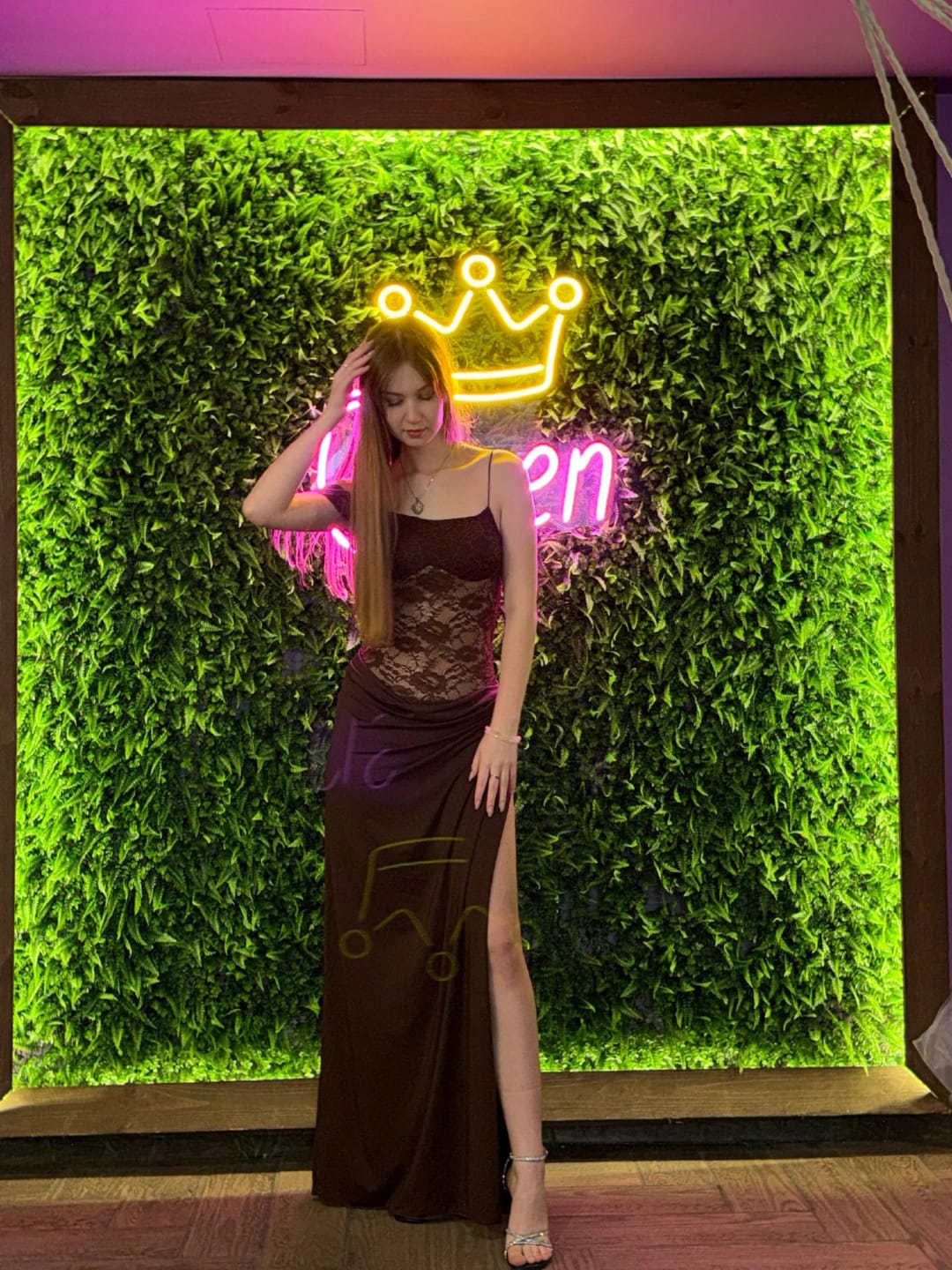 Customer photo review of Robe Maya – Robe longue moulante en dentelle à épaules dénudées