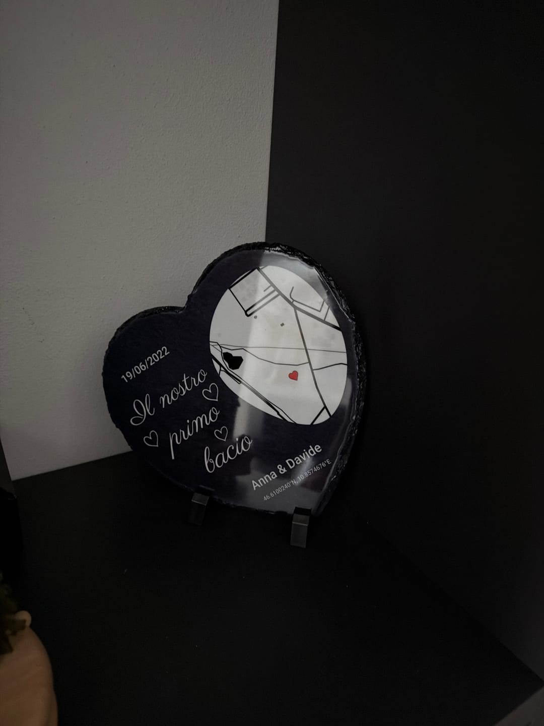 Customer photo review of Il nostro primo bacio – Cuore in ardesia personalizzato (20x20)