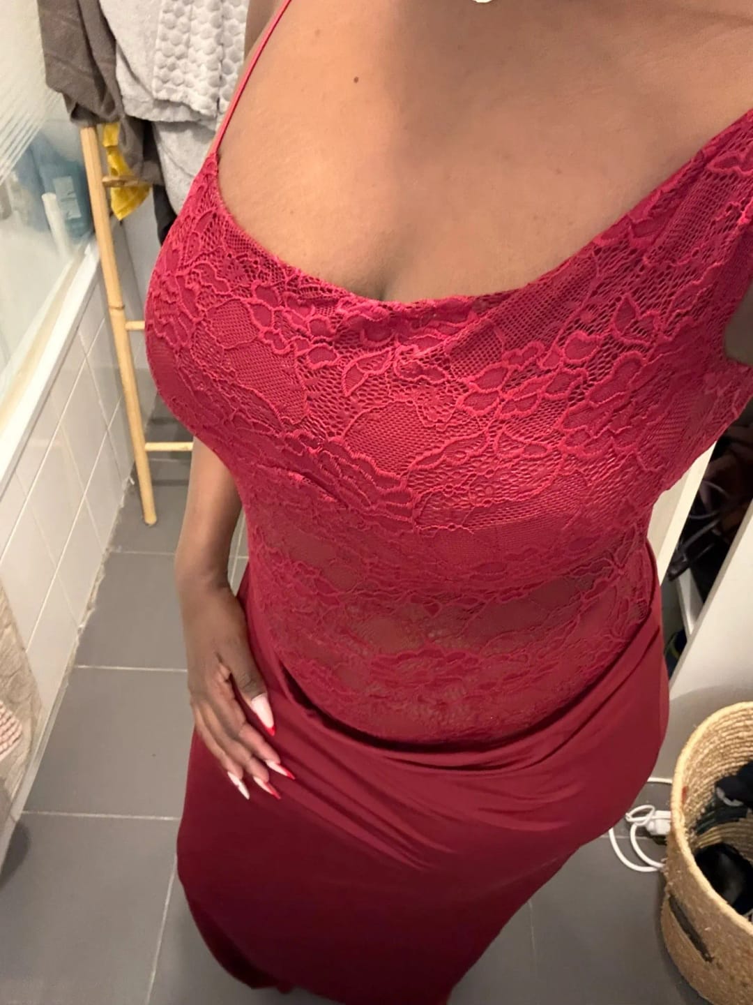Customer photo review of Robe Maya – Robe longue moulante en dentelle à épaules dénudées