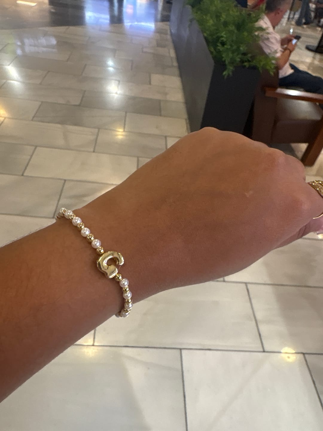 Customer photo review of Pulsera Bolitas Doradas y Perlas Con Inicial