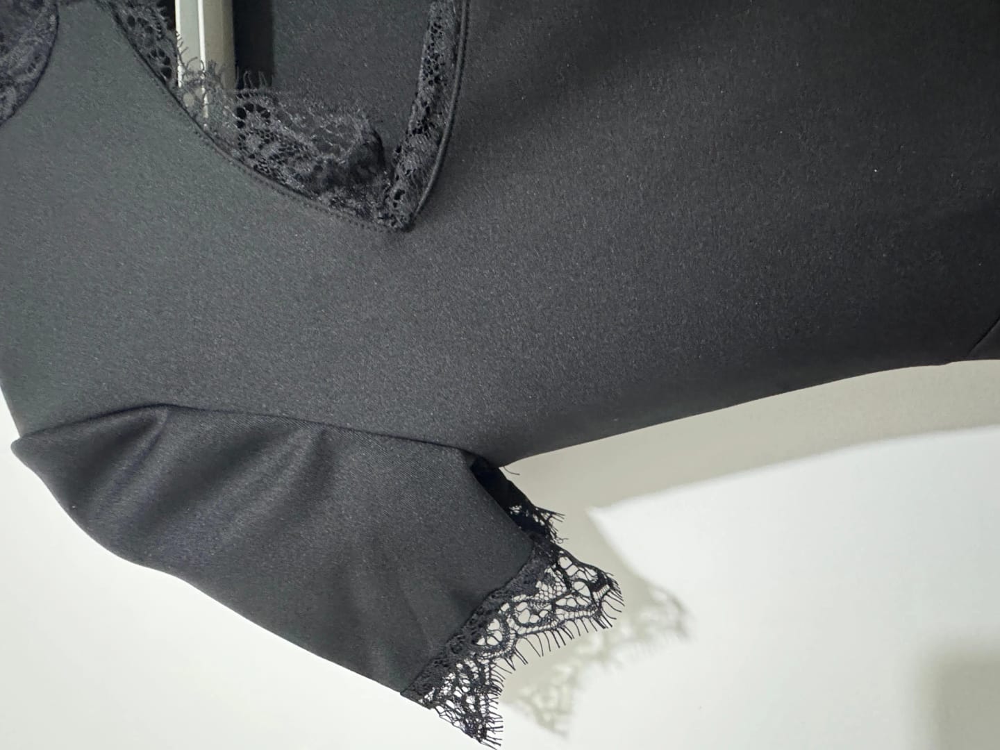 Customer photo review of Robe Inès – Mini robe noire ajustée en dentelle ajourée