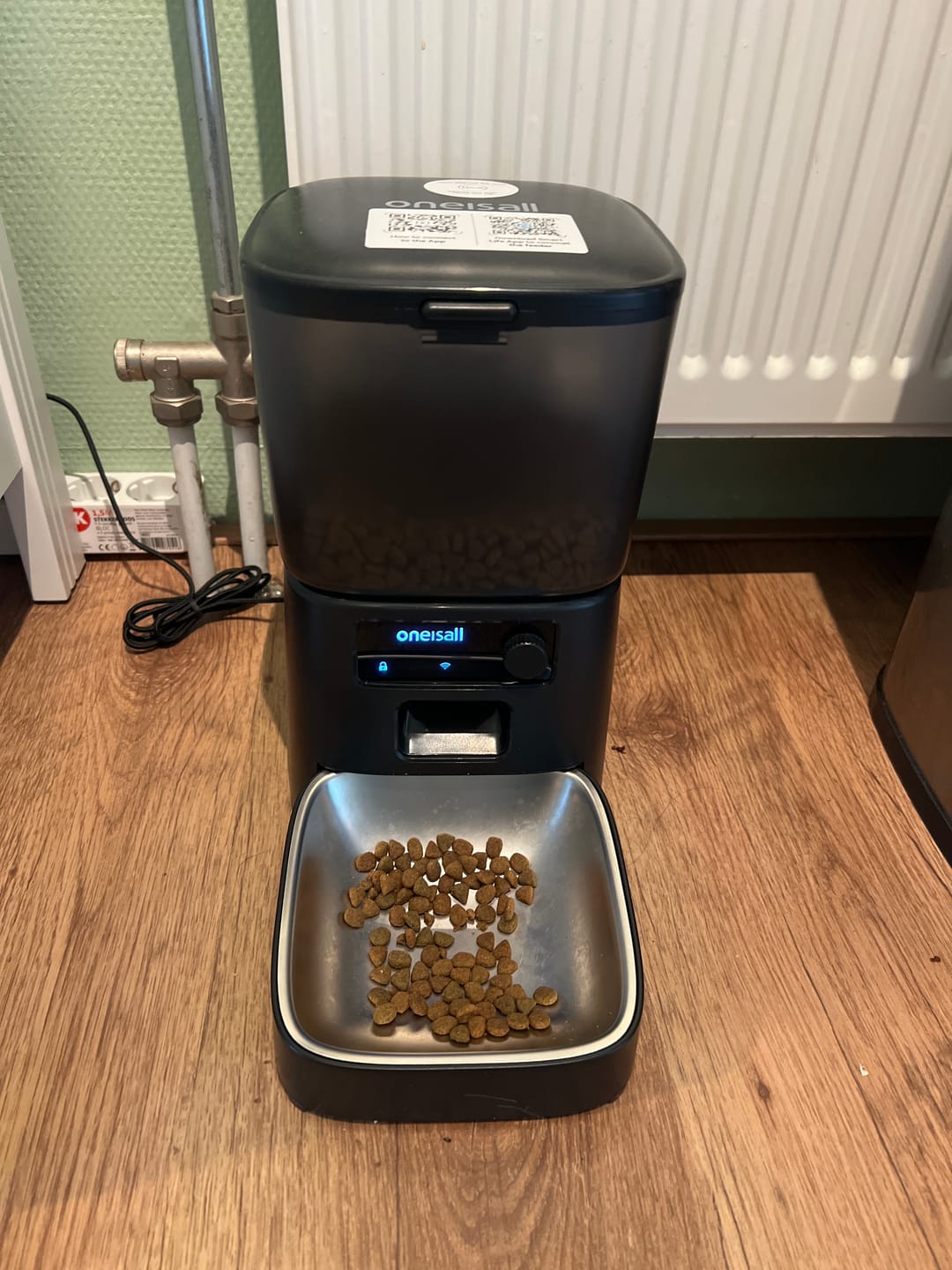 Customer photo review of Oneisall 3.5L Automatic Cat Feeder with APP Control & 2.4G Wi-Fi
