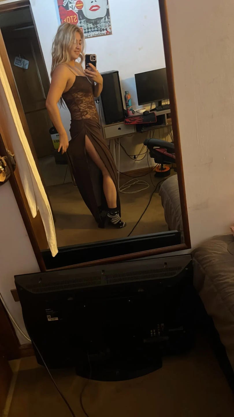 Customer photo review of Robe Maya – Robe longue moulante en dentelle à épaules dénudées
