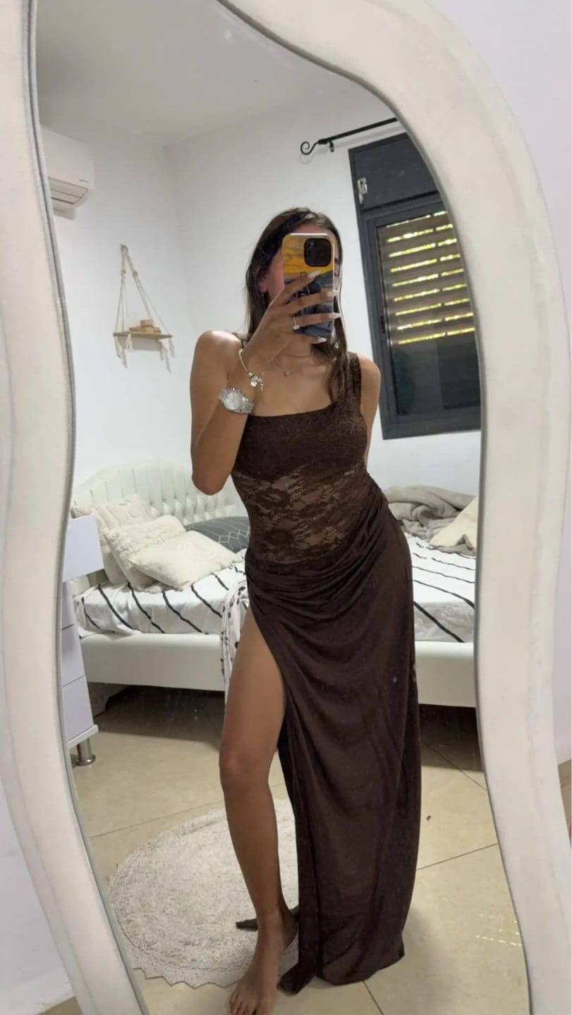 Customer photo review of Robe Maya – Robe longue moulante en dentelle à épaules dénudées