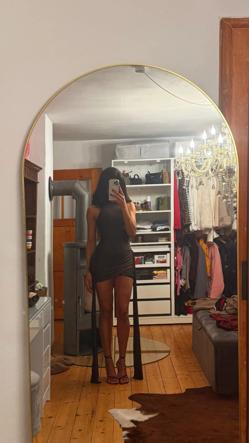 Customer photo review of Robe Eva – Mini robe asymétrique froncée à col montant