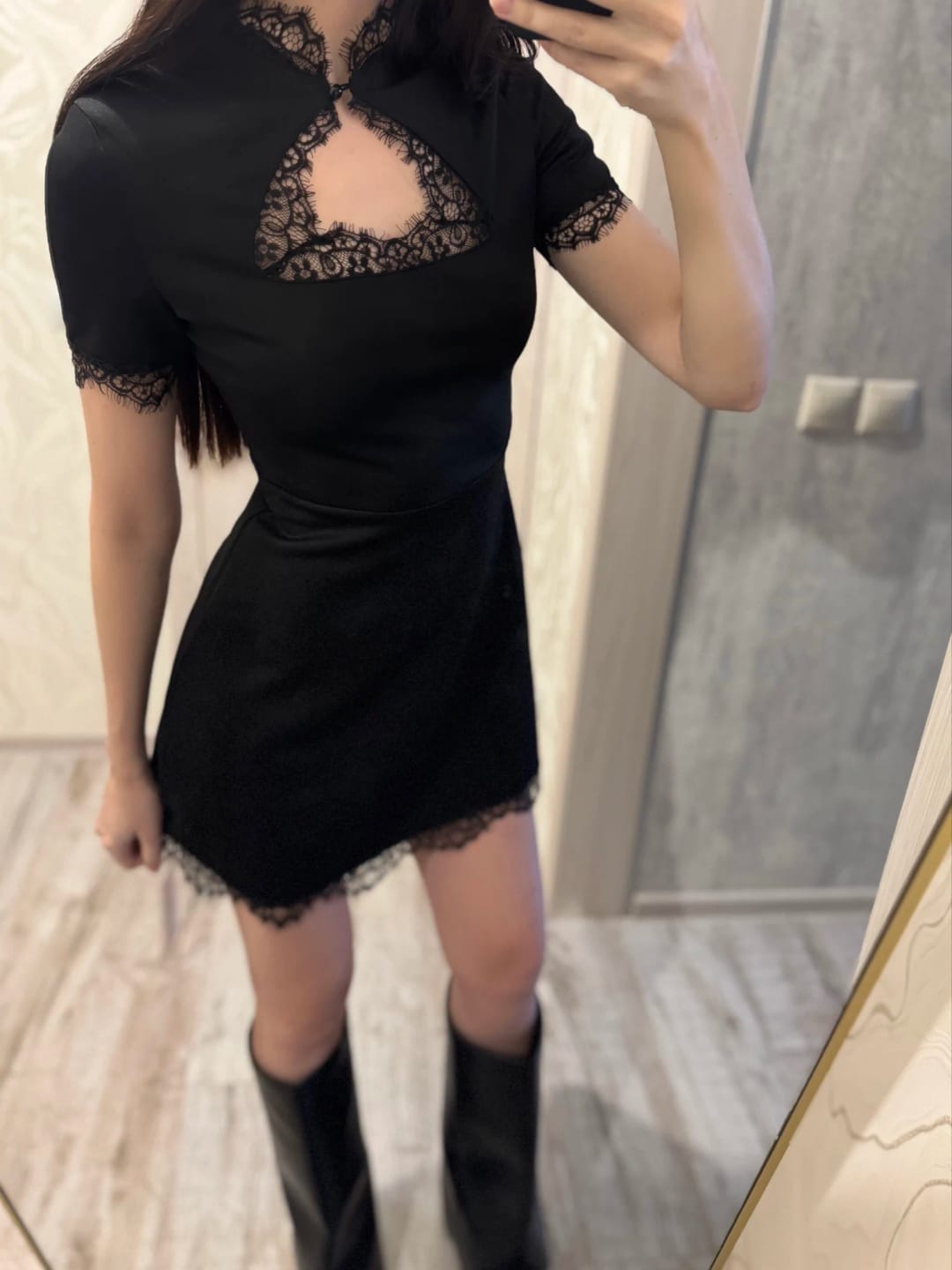 Customer photo review of Robe Inès – Mini robe noire ajustée en dentelle ajourée