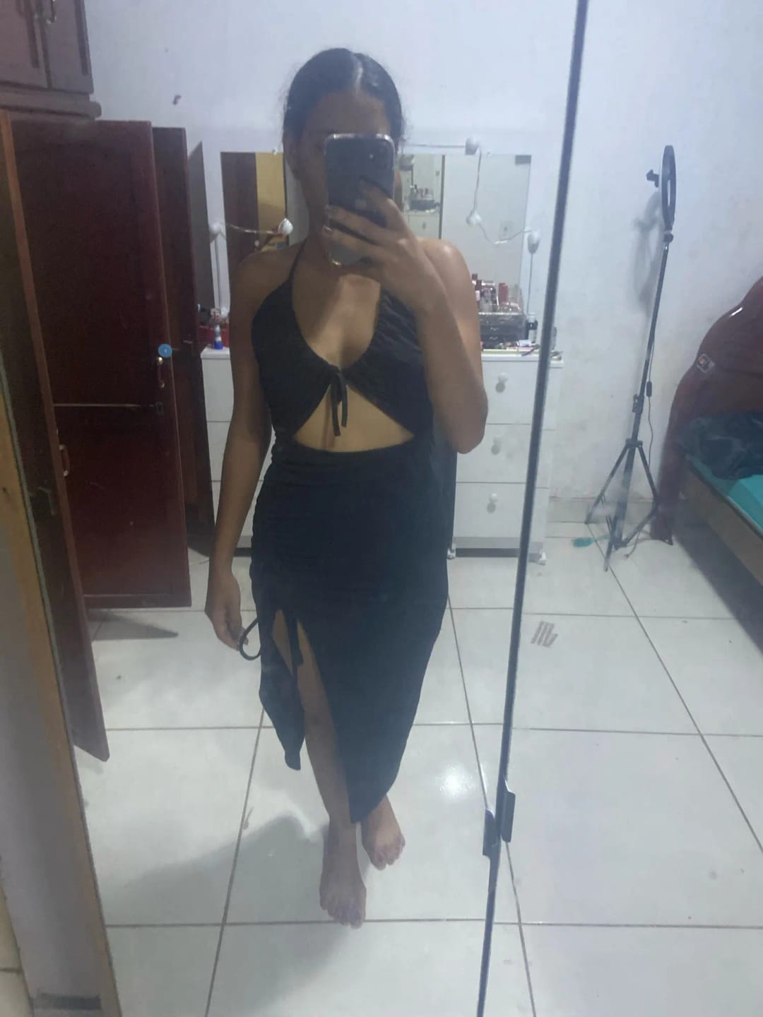 Customer photo review of Robe Julie – Robe midi moulante cut-out à col V