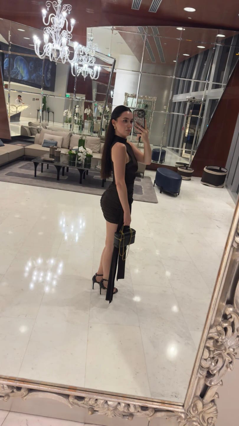 Customer photo review of Robe Eva – Mini robe asymétrique froncée à col montant