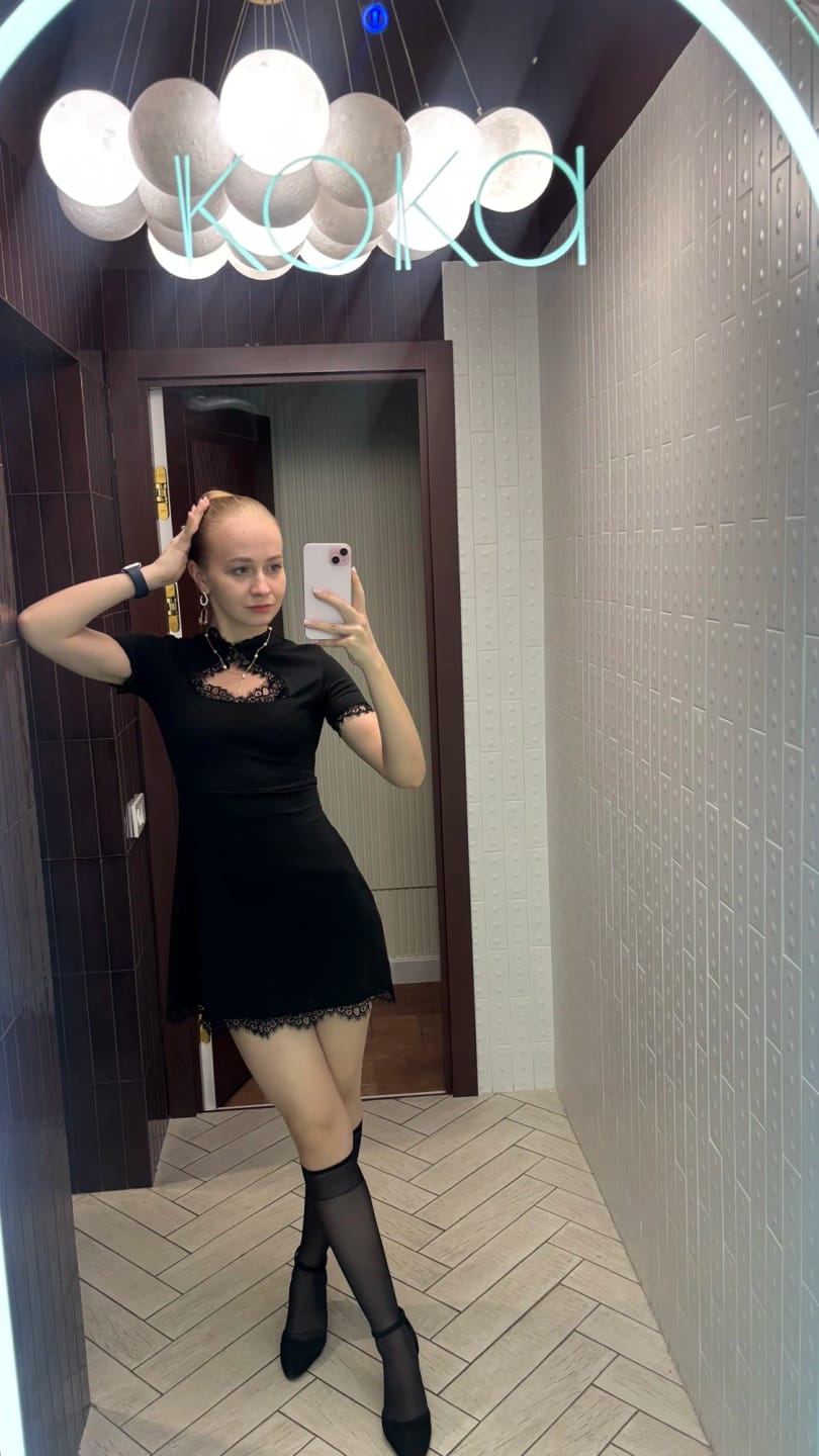 Customer photo review of Robe Inès – Mini robe noire ajustée en dentelle ajourée