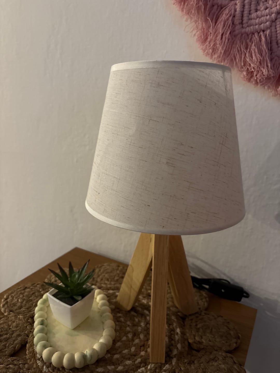 Customer photo review of Lampara Trípode De Mesa En Madera Portátil Luminaria