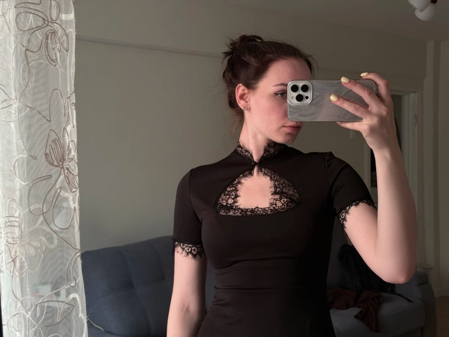 Customer photo review of Robe Inès – Mini robe noire ajustée en dentelle ajourée