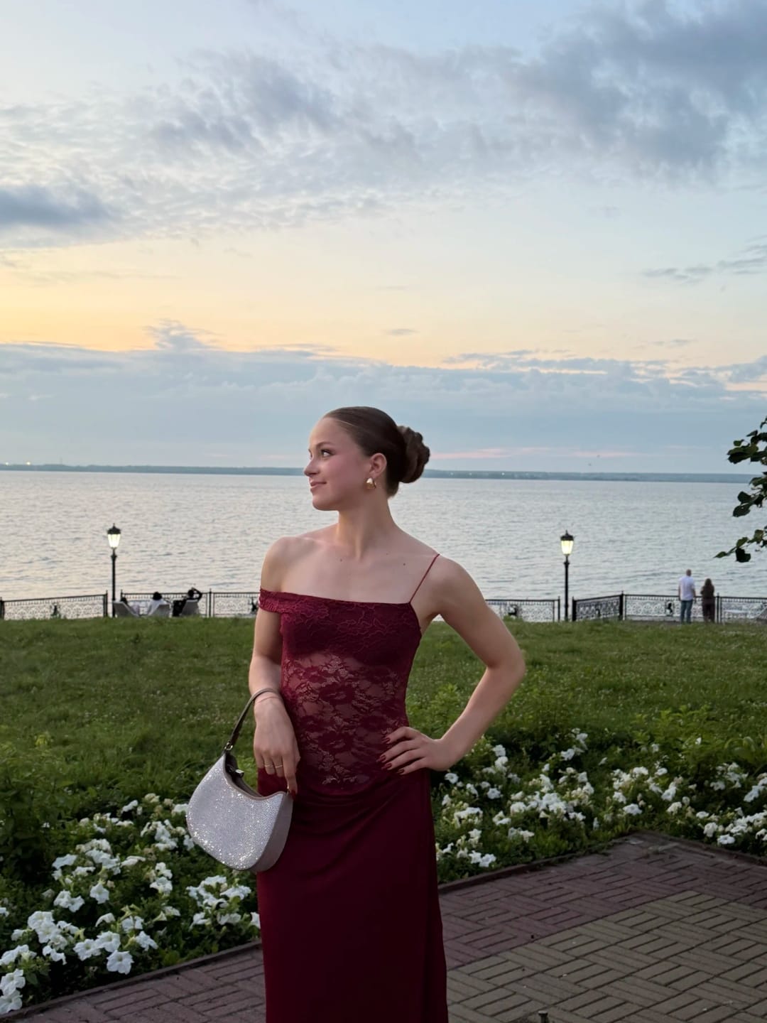 Customer photo review of Robe Maya – Robe longue moulante en dentelle à épaules dénudées