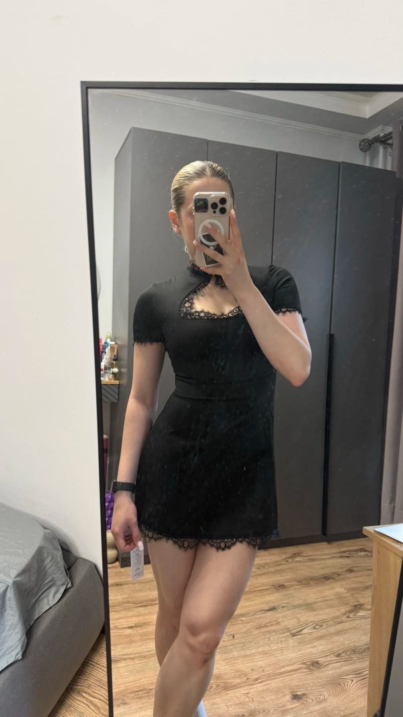 Customer photo review of Robe Inès – Mini robe noire ajustée en dentelle ajourée