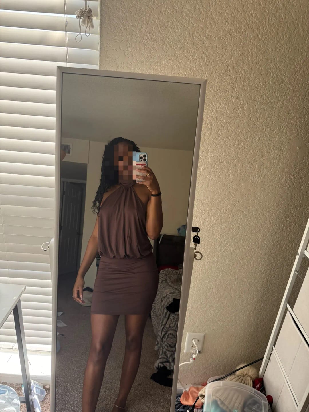 Customer photo review of Robe Alice – Mini robe dos nu drapée à encolure halter