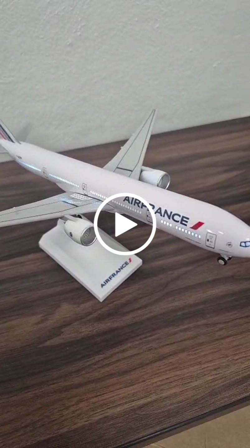 Customer video review of B777 Air France - 30cm - 11.8in - LED & Sound - Airplane Model