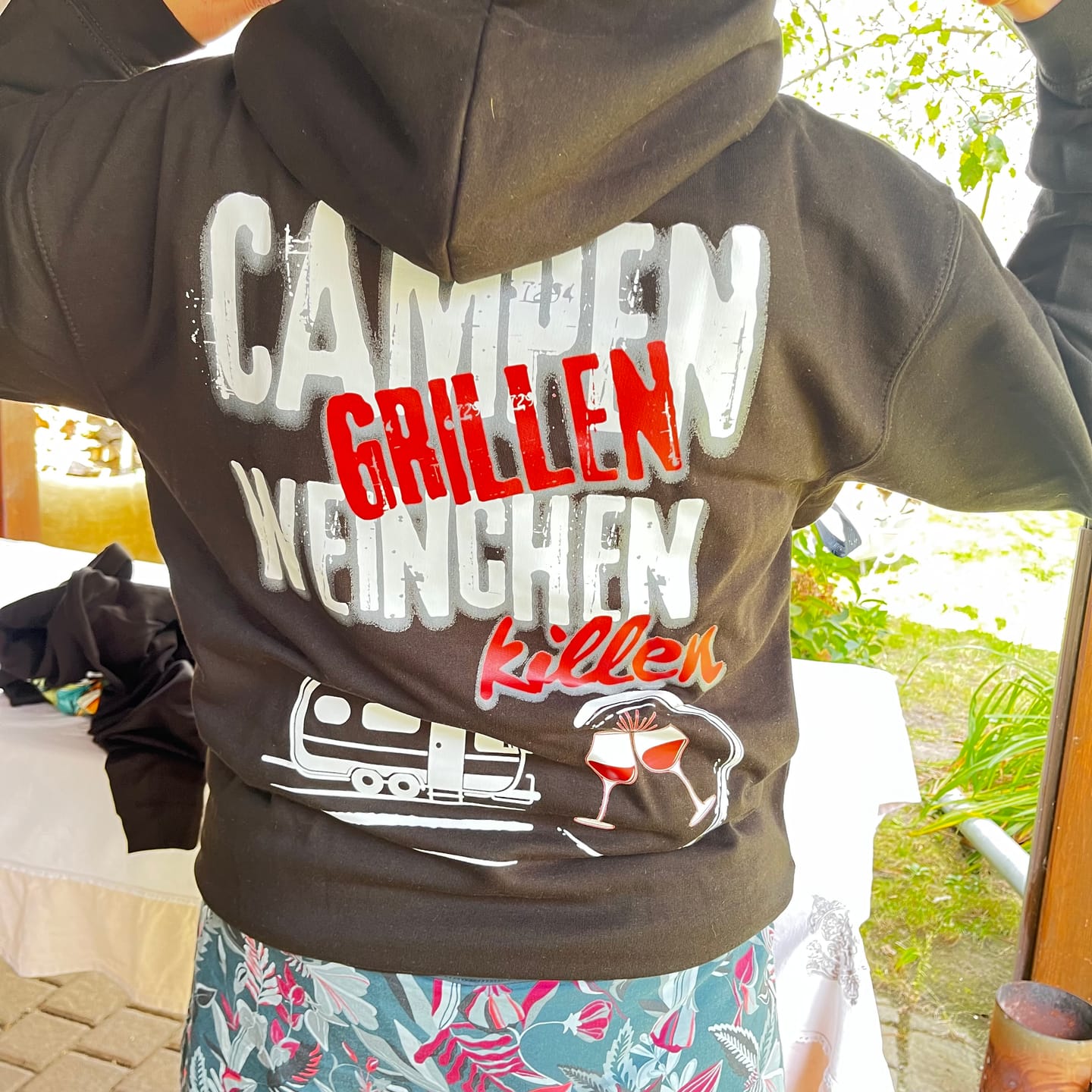 Customer photo review of Weinchen killen WoWa Rückendruck | Premium Hoodie Unisex