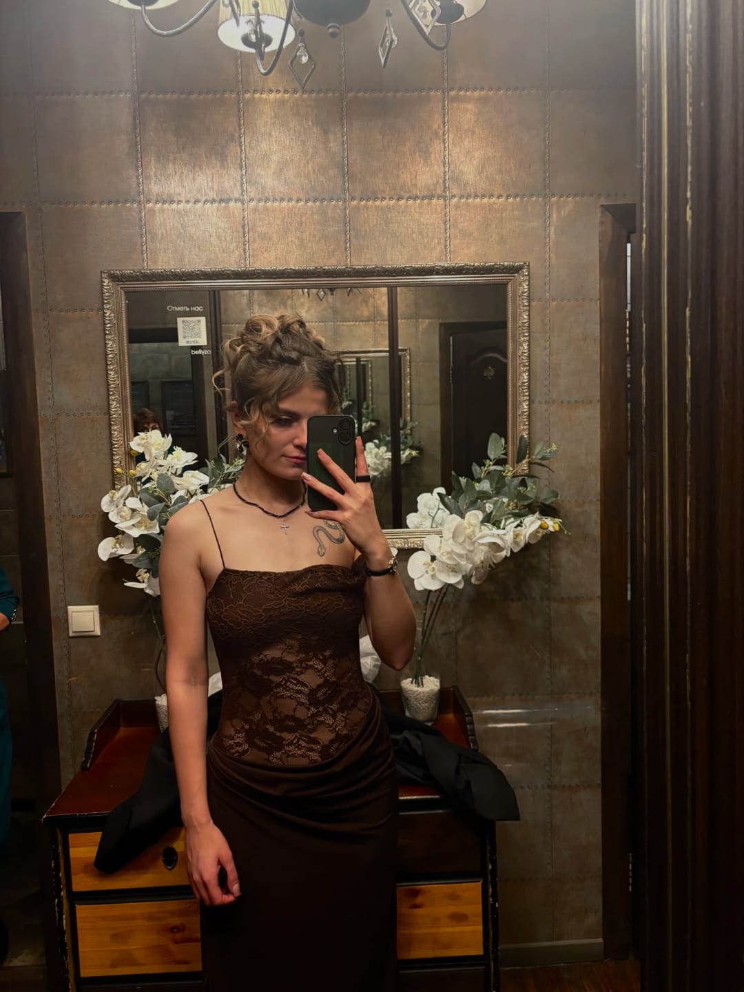 Customer photo review of Robe Maya – Robe longue moulante en dentelle à épaules dénudées