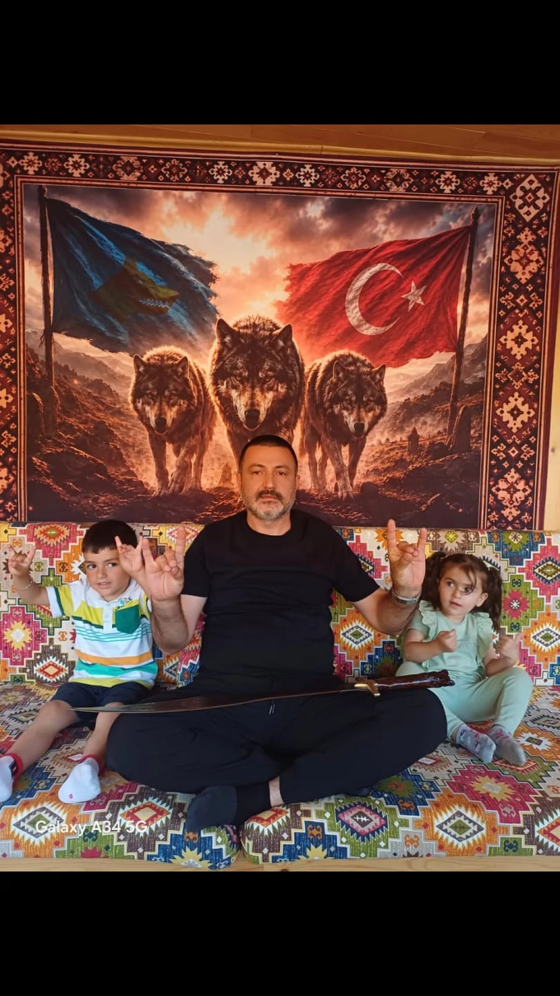Customer photo review of Geçmişten Geleceğe Bozkurt Duvar Örtüsü
