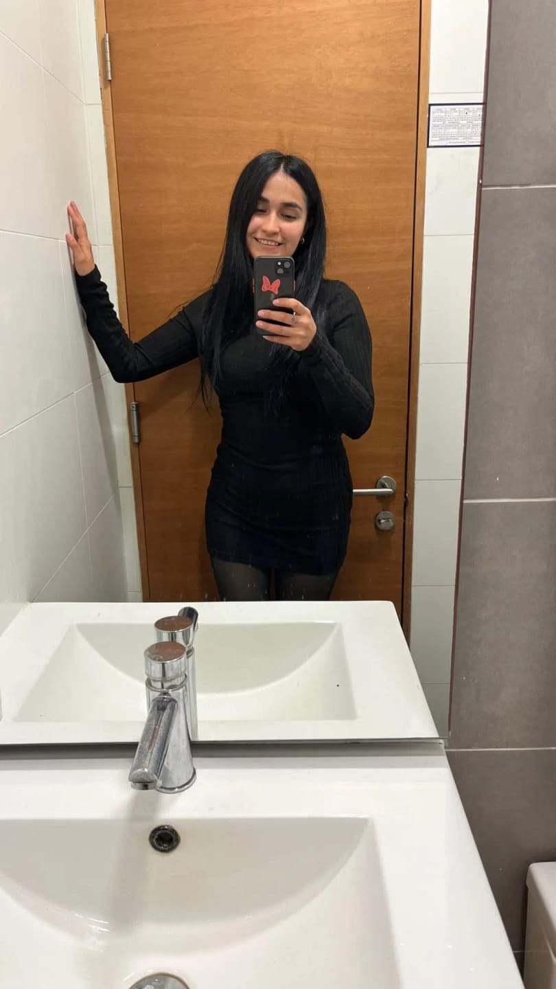Customer photo review of Robe Emma – Mini robe côtelée à col roulé et manches longues