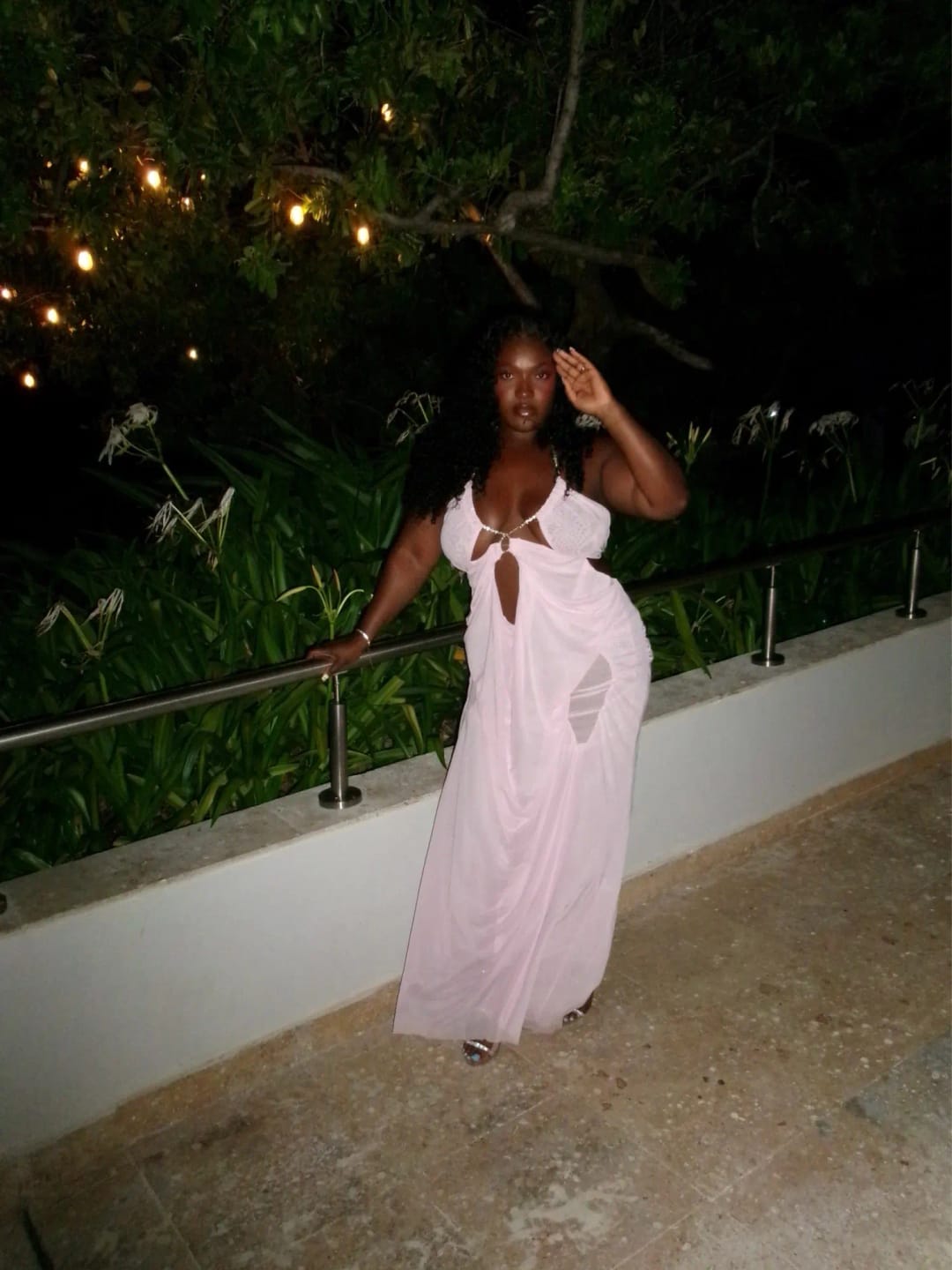 Customer photo review of Robe Sofia – Robe longue dos nu à chaînes et découpes