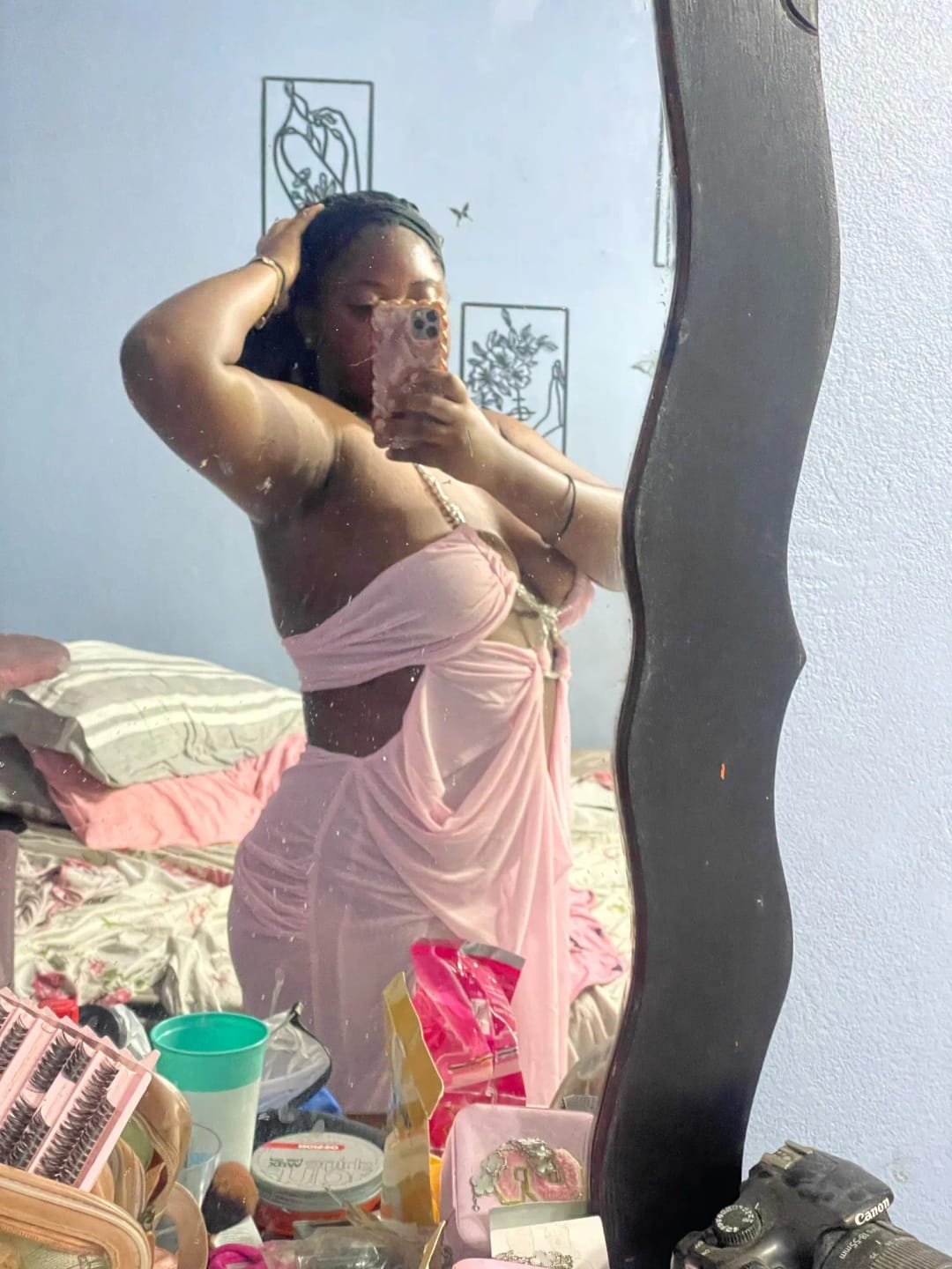 Customer photo review of Robe Sofia – Robe longue dos nu à chaînes et découpes